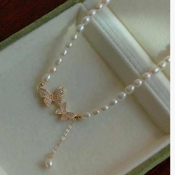 Chic Nation Jewelry - Faux pearl and butterflies necklace